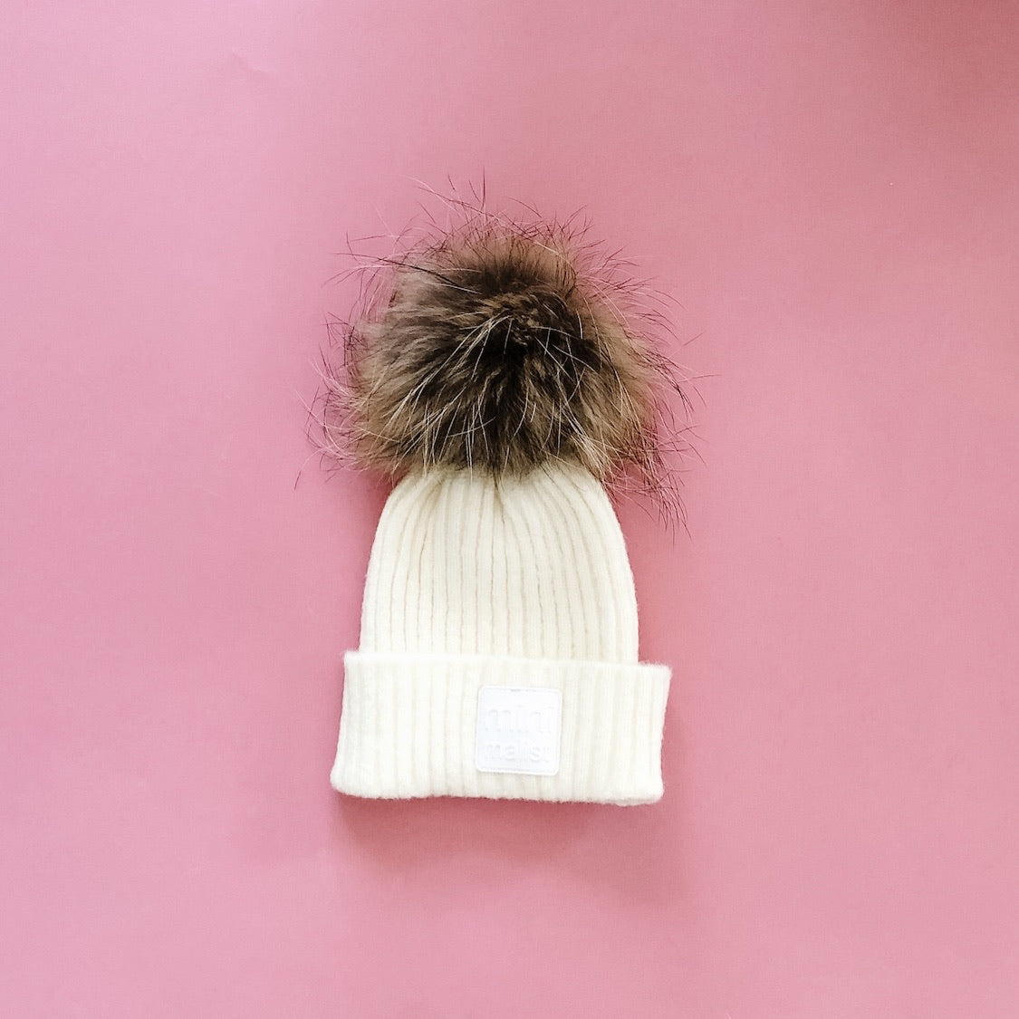 “minimalist” hat with pompom