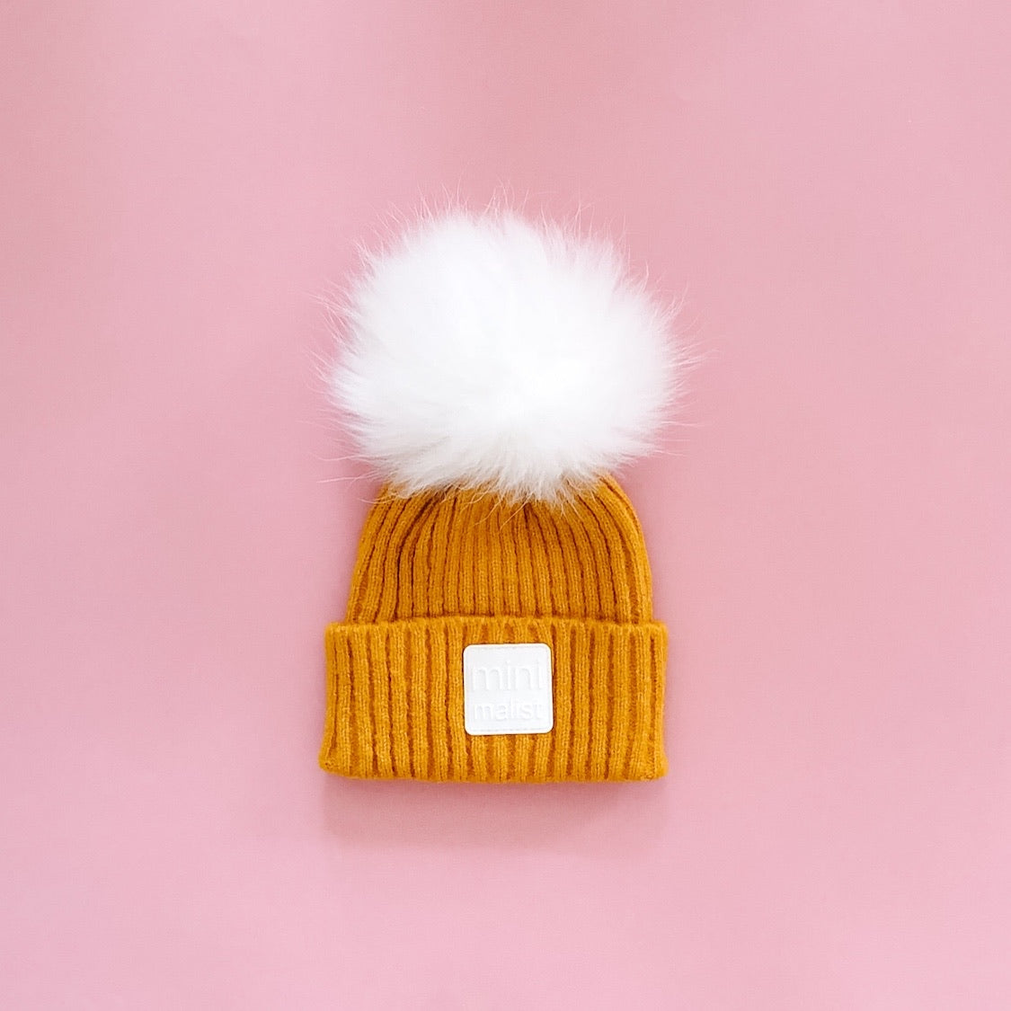 “minimalist” hat with pompom