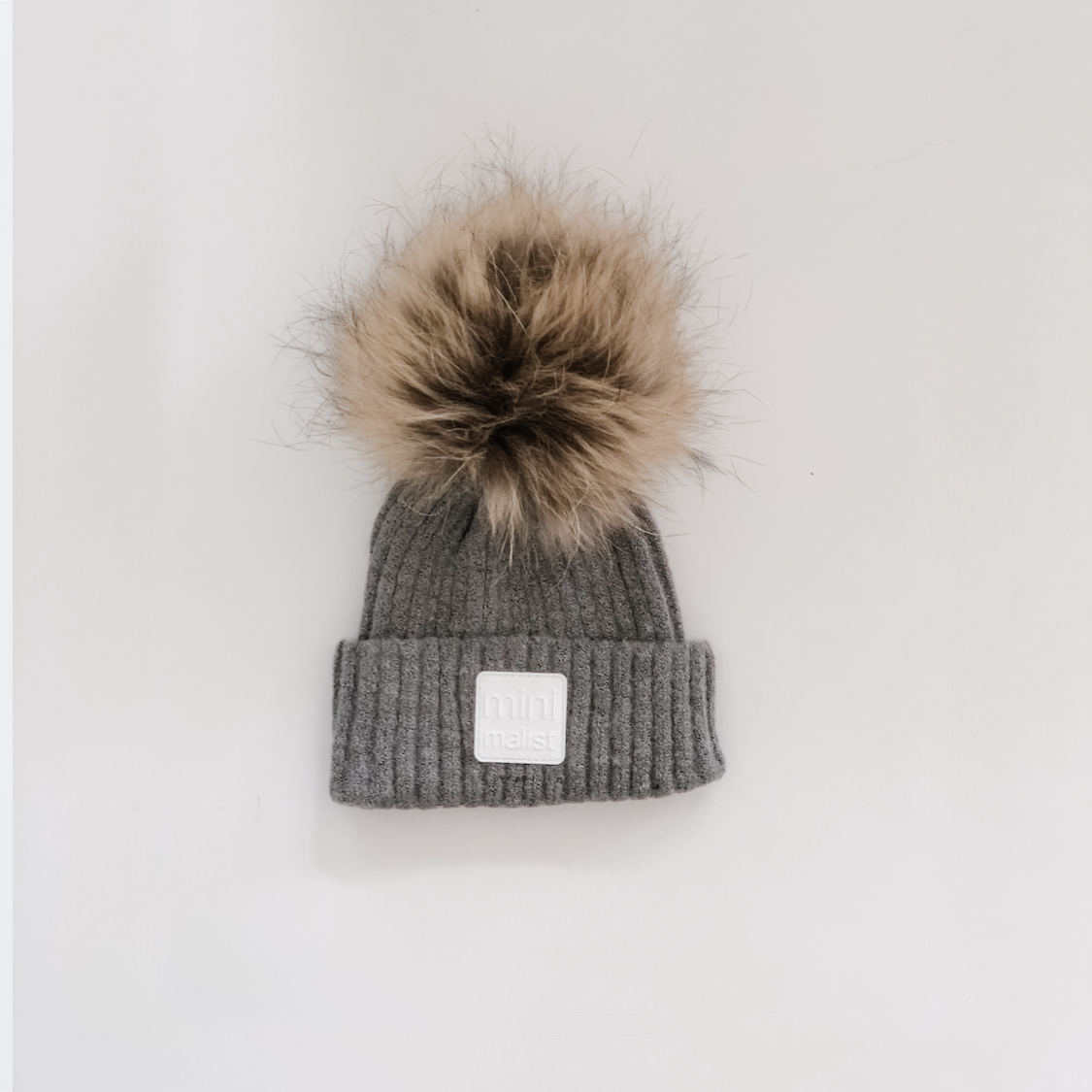 “minimalist” hat with pompom