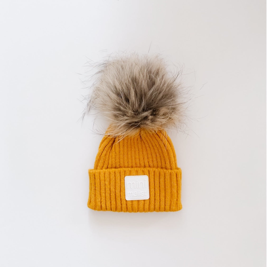 “minimalist” hat with pompom