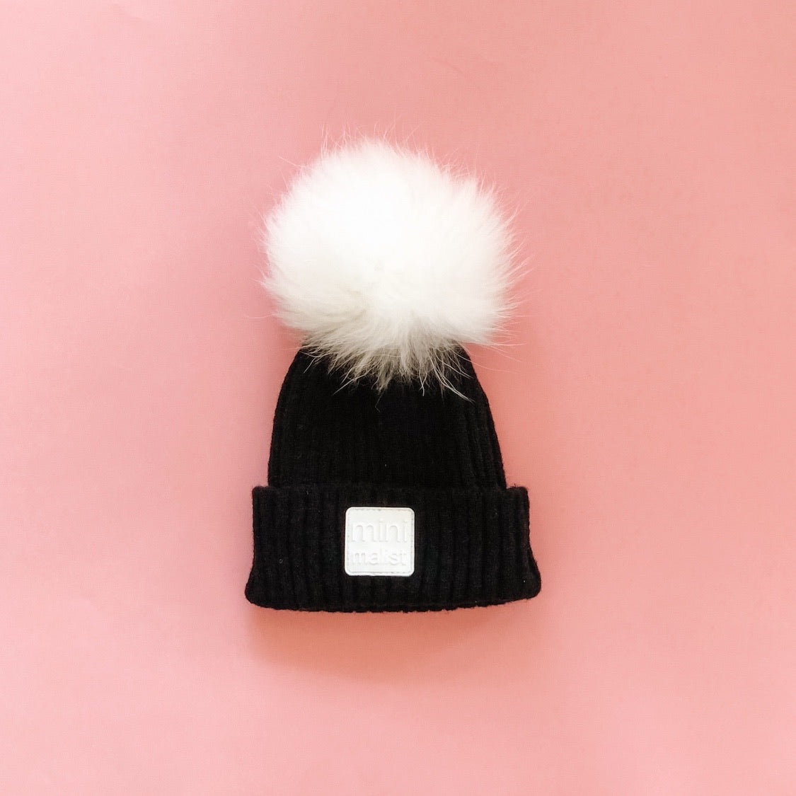 “minimalist” hat with pompom