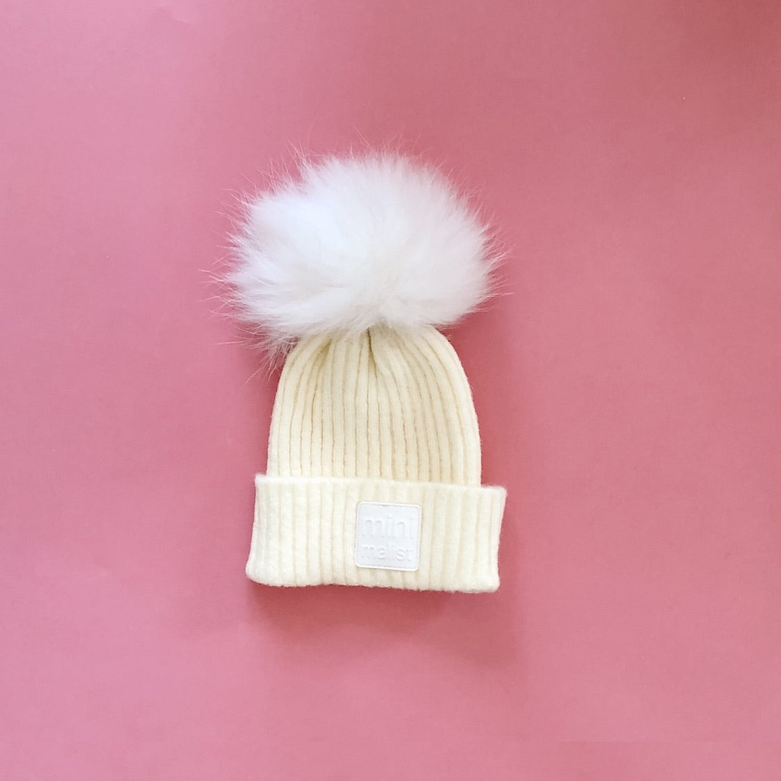 “minimalist” hat with pompom