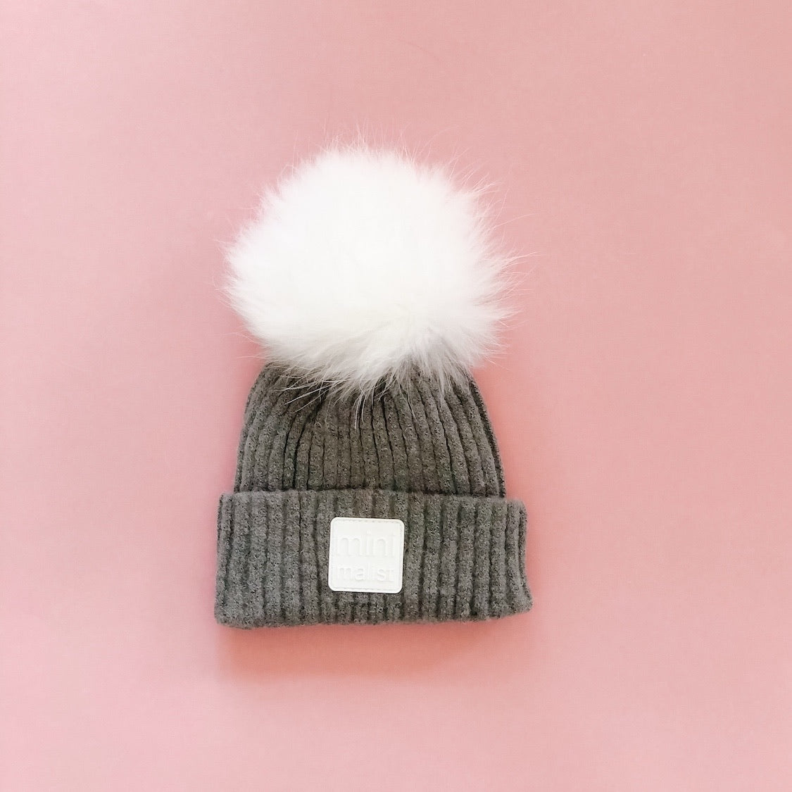 “minimalist” hat with pompom