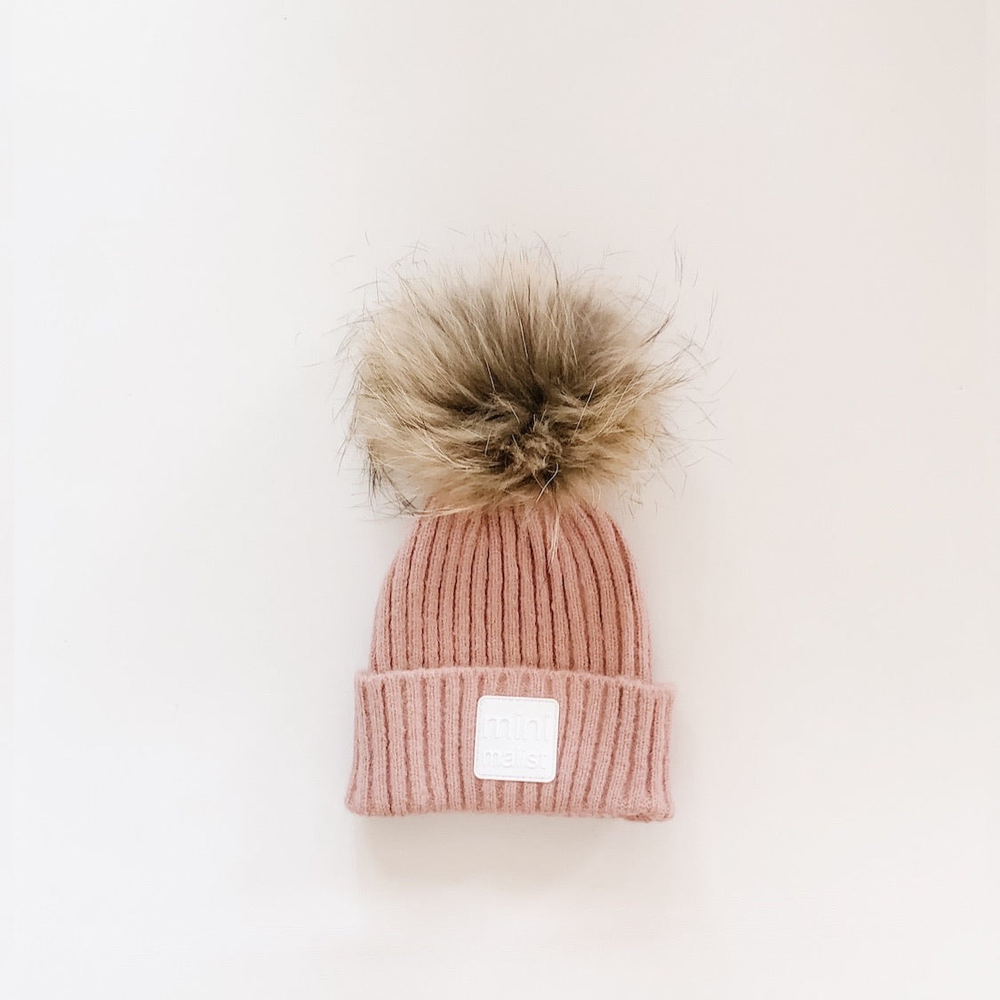 “minimalist” hat with pompom