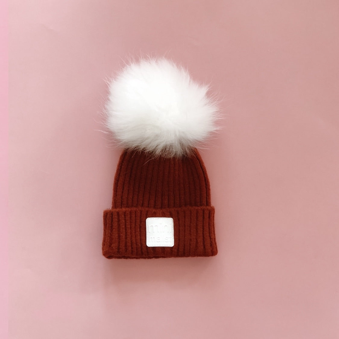 “minimalist” hat with pompom