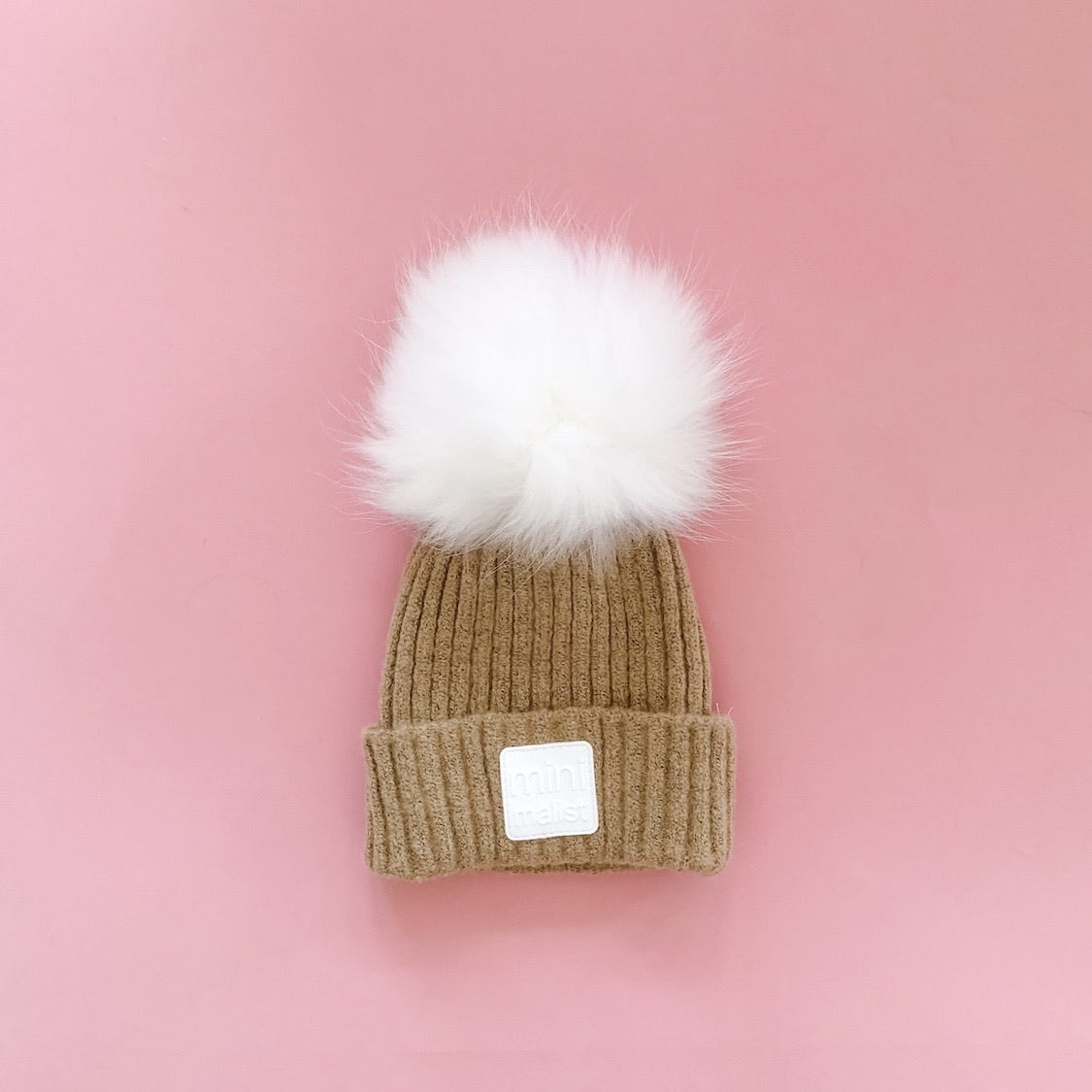 “minimalist” hat with pompom