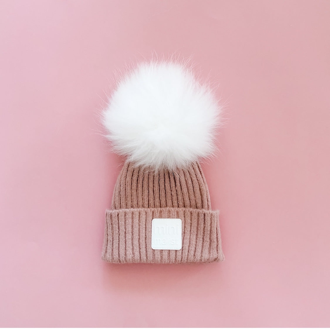 “minimalist” hat with pompom