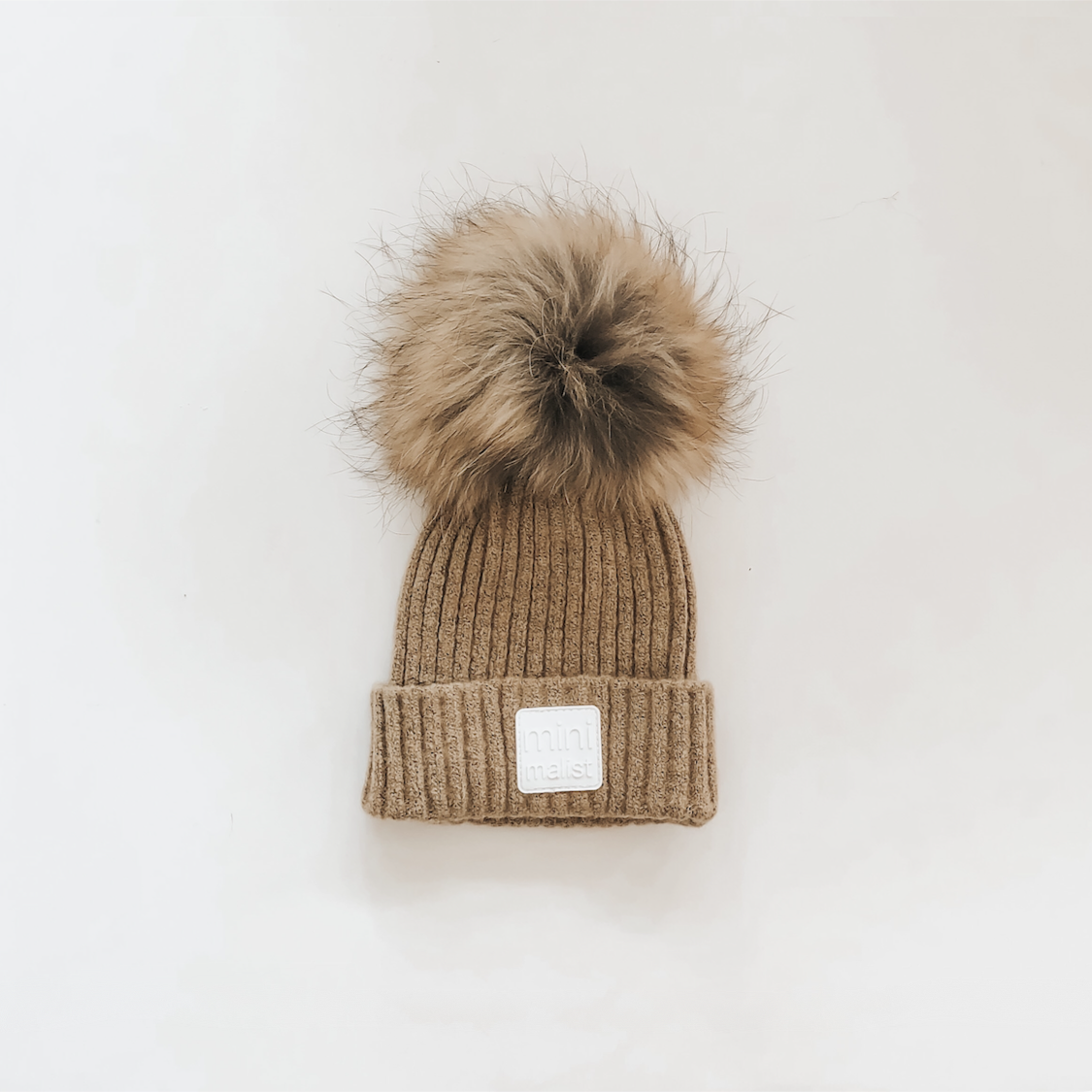 “minimalist” hat with pompom