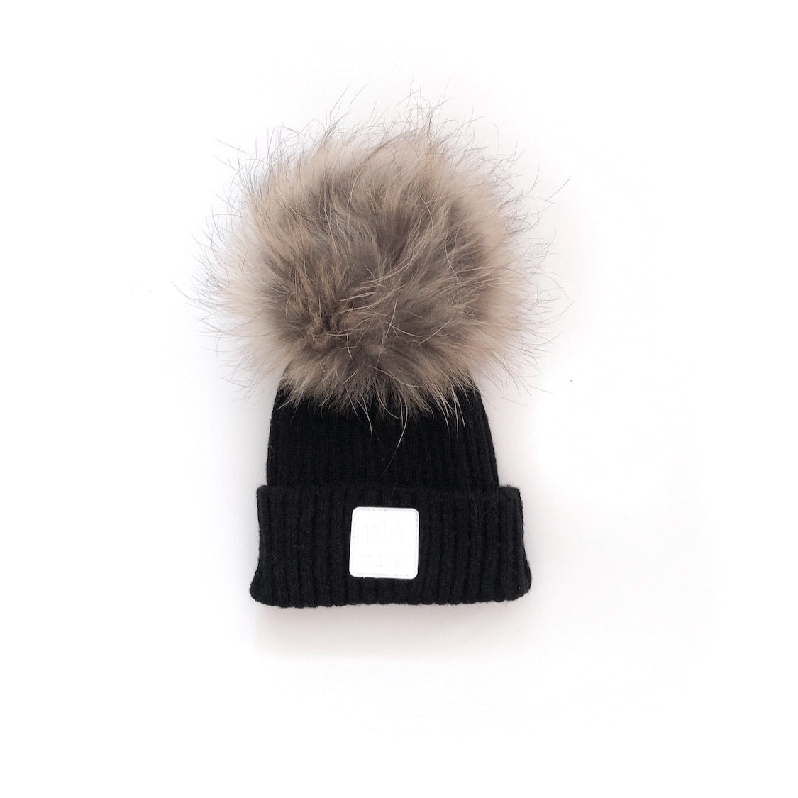 “minimalist” hat with pompom