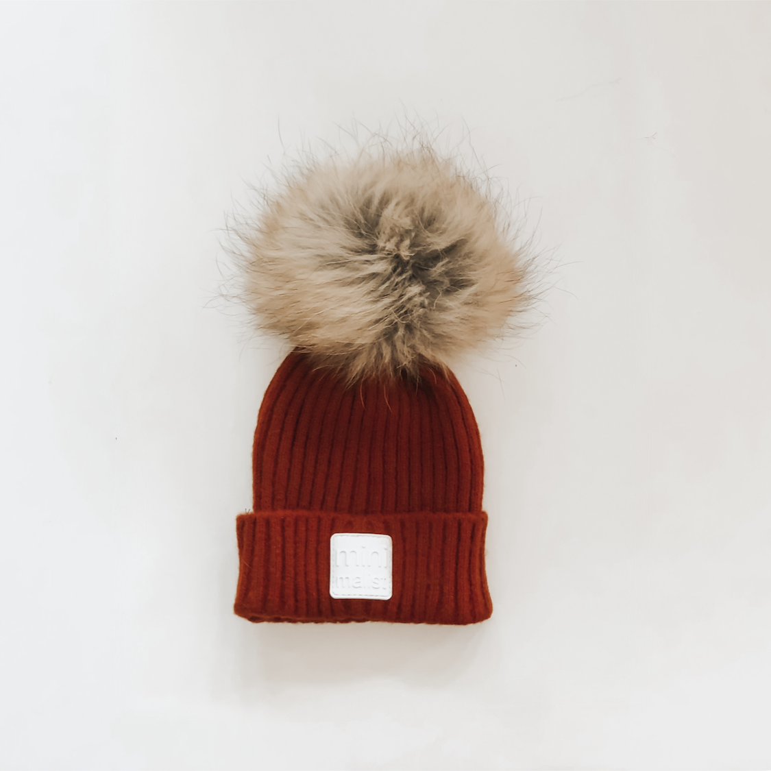 “minimalist” hat with pompom